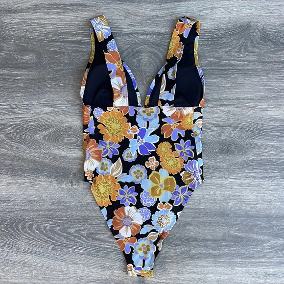 L*Space Seam-Free Katniss One Piece Classic Swimsuit, sugar & spice - Picture 6 of 9